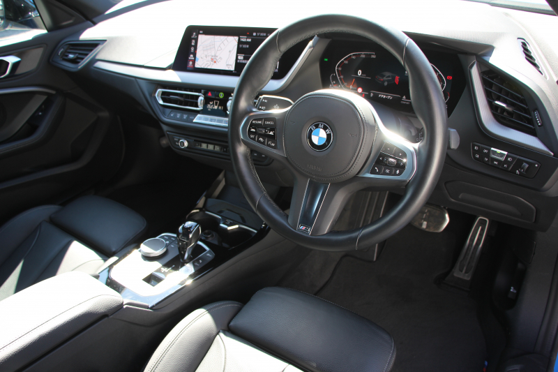 BMW 2シリーズ 218d ｸﾞﾗﾝｸｰﾍﾟMｽﾎﾟｰﾂ 本革仕様 ﾋｰﾀｰ黒革 電動ｼｰﾄ ﾅﾋﾞｹﾞｰｼｮﾝP BMWﾗｲﾌﾞｺｯｸﾋﾟｯﾄ ｱｯﾌﾟﾙｶｰﾌﾟﾚｲ AI音声会話 置くだけ充電 後退ｱｼｽﾄ 追従ACC LEDﾍｯﾄﾞﾗｲﾄ 専用ｴｱﾛ 18AW 8速AT ｽﾏｰﾄｷｰ 2.0Lﾃﾞｨｰｾﾞﾙﾀｰﾎﾞ 2年保証