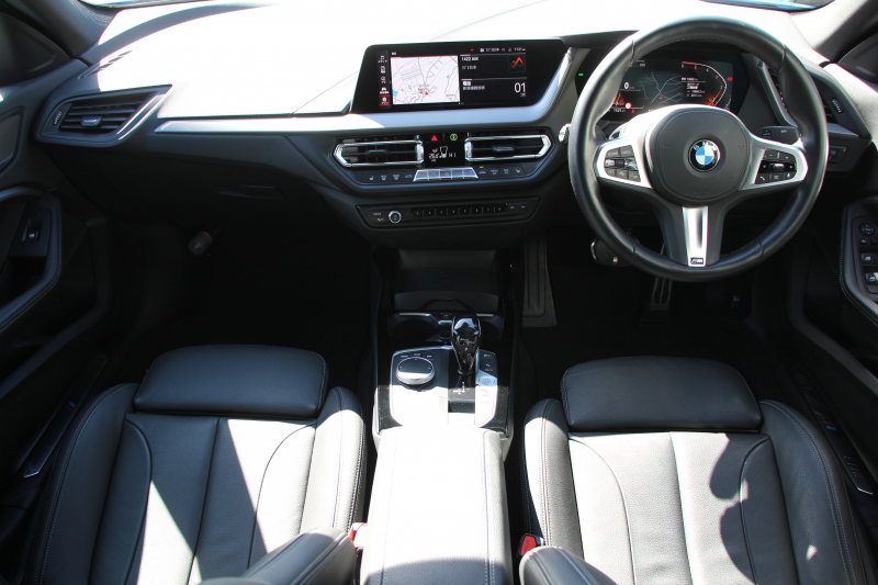 BMW 2シリーズ 218d ｸﾞﾗﾝｸｰﾍﾟMｽﾎﾟｰﾂ 本革仕様 ﾋｰﾀｰ黒革 電動ｼｰﾄ ﾅﾋﾞｹﾞｰｼｮﾝP BMWﾗｲﾌﾞｺｯｸﾋﾟｯﾄ ｱｯﾌﾟﾙｶｰﾌﾟﾚｲ AI音声会話 置くだけ充電 後退ｱｼｽﾄ 追従ACC LEDﾍｯﾄﾞﾗｲﾄ 専用ｴｱﾛ 18AW 8速AT ｽﾏｰﾄｷｰ 2.0Lﾃﾞｨｰｾﾞﾙﾀｰﾎﾞ 2年保証