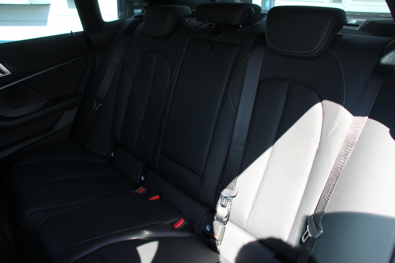 BMW 2シリーズ 218d ｸﾞﾗﾝｸｰﾍﾟMｽﾎﾟｰﾂ 本革仕様 ﾋｰﾀｰ黒革 電動ｼｰﾄ ﾅﾋﾞｹﾞｰｼｮﾝP BMWﾗｲﾌﾞｺｯｸﾋﾟｯﾄ ｱｯﾌﾟﾙｶｰﾌﾟﾚｲ AI音声会話 置くだけ充電 後退ｱｼｽﾄ 追従ACC LEDﾍｯﾄﾞﾗｲﾄ 専用ｴｱﾛ 18AW 8速AT ｽﾏｰﾄｷｰ 2.0Lﾃﾞｨｰｾﾞﾙﾀｰﾎﾞ 2年保証