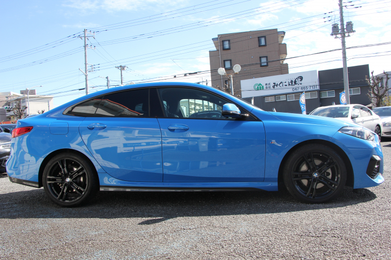 BMW 2シリーズ 218d ｸﾞﾗﾝｸｰﾍﾟMｽﾎﾟｰﾂ 本革仕様 ﾋｰﾀｰ黒革 電動ｼｰﾄ ﾅﾋﾞｹﾞｰｼｮﾝP BMWﾗｲﾌﾞｺｯｸﾋﾟｯﾄ ｱｯﾌﾟﾙｶｰﾌﾟﾚｲ AI音声会話 置くだけ充電 後退ｱｼｽﾄ 追従ACC LEDﾍｯﾄﾞﾗｲﾄ 専用ｴｱﾛ 18AW 8速AT ｽﾏｰﾄｷｰ 2.0Lﾃﾞｨｰｾﾞﾙﾀｰﾎﾞ 2年保証