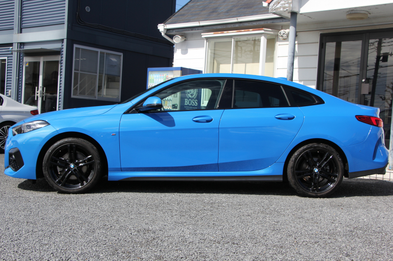 BMW 2シリーズ 218d ｸﾞﾗﾝｸｰﾍﾟMｽﾎﾟｰﾂ 本革仕様 ﾋｰﾀｰ黒革 電動ｼｰﾄ ﾅﾋﾞｹﾞｰｼｮﾝP BMWﾗｲﾌﾞｺｯｸﾋﾟｯﾄ ｱｯﾌﾟﾙｶｰﾌﾟﾚｲ AI音声会話 置くだけ充電 後退ｱｼｽﾄ 追従ACC LEDﾍｯﾄﾞﾗｲﾄ 専用ｴｱﾛ 18AW 8速AT ｽﾏｰﾄｷｰ 2.0Lﾃﾞｨｰｾﾞﾙﾀｰﾎﾞ 2年保証