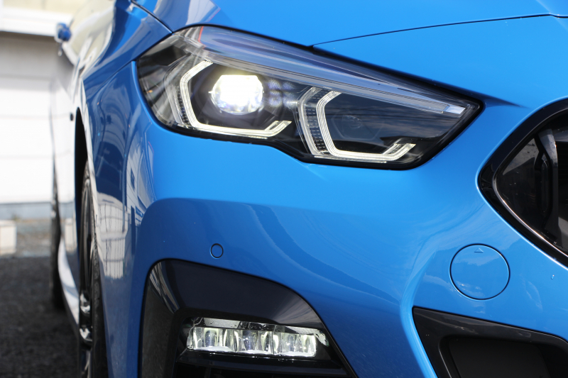 BMW 2シリーズ 218d ｸﾞﾗﾝｸｰﾍﾟMｽﾎﾟｰﾂ 本革仕様 ﾋｰﾀｰ黒革 電動ｼｰﾄ ﾅﾋﾞｹﾞｰｼｮﾝP BMWﾗｲﾌﾞｺｯｸﾋﾟｯﾄ ｱｯﾌﾟﾙｶｰﾌﾟﾚｲ AI音声会話 置くだけ充電 後退ｱｼｽﾄ 追従ACC LEDﾍｯﾄﾞﾗｲﾄ 専用ｴｱﾛ 18AW 8速AT ｽﾏｰﾄｷｰ 2.0Lﾃﾞｨｰｾﾞﾙﾀｰﾎﾞ 2年保証