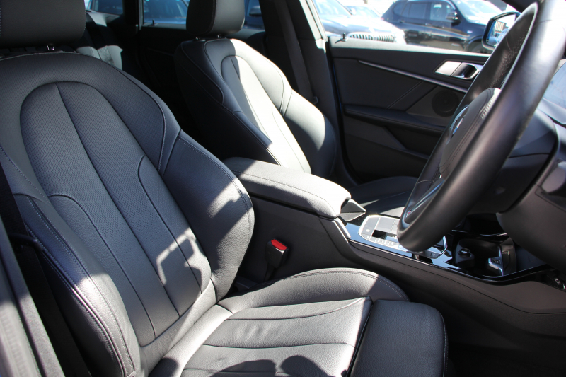 BMW 2シリーズ 218d ｸﾞﾗﾝｸｰﾍﾟMｽﾎﾟｰﾂ 本革仕様 ﾋｰﾀｰ黒革 電動ｼｰﾄ ﾅﾋﾞｹﾞｰｼｮﾝP BMWﾗｲﾌﾞｺｯｸﾋﾟｯﾄ ｱｯﾌﾟﾙｶｰﾌﾟﾚｲ AI音声会話 置くだけ充電 後退ｱｼｽﾄ 追従ACC LEDﾍｯﾄﾞﾗｲﾄ 専用ｴｱﾛ 18AW 8速AT ｽﾏｰﾄｷｰ 2.0Lﾃﾞｨｰｾﾞﾙﾀｰﾎﾞ 2年保証