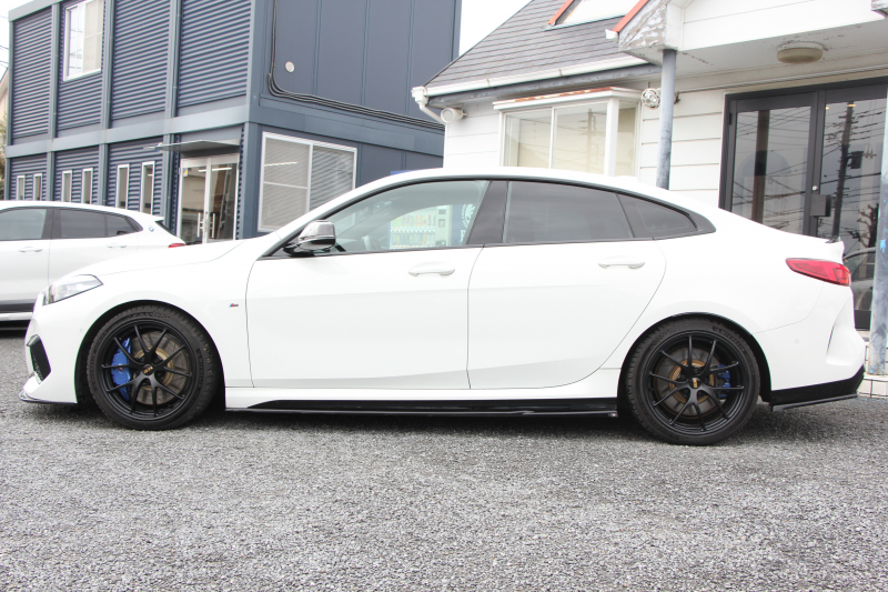 BMW 2シリーズ M235i ｸﾞﾗﾝｸｰﾍﾟXdrive 4WD 1ｵｰﾅ 本革仕様 ﾋｰﾀｰ黒革 Mｽﾎﾟｰﾂｼｰﾄ 306馬力 Eibach車高調 BBS18AW 3Ddesign&ﾏｯｸｽﾄﾝﾃﾞｻﾞｲﾝｴｱﾛ Mｼｰﾄﾍﾞﾙﾄ 追従ACC 後退ｱｼｽﾄ ﾗｲﾌﾞｺｯｸﾋﾟｯﾄ ｱｯﾌﾟﾙｶｰﾌﾟﾚｲ 置くだけ充電 LEDﾍｯﾄﾞﾗｲﾄ 2年保証