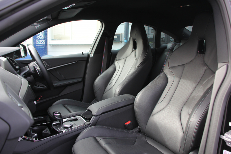 BMW 2シリーズ M235i ｸﾞﾗﾝｸｰﾍﾟXdrive 4WD ﾌﾟﾗｽﾊﾟｯｹｰｼﾞ1ｵｰﾅ 本革仕様 ﾋｰﾀｰ黒革 ｱﾀﾞﾌﾟﾃｨﾌﾞｻｽ Mｽﾎﾟｰﾂｼｰﾄ 306馬力 Mｼｰﾄﾍﾞﾙﾄ 追従ACC 後退ｱｼｽﾄ ﾗｲﾌﾞｺｯｸﾋﾟｯﾄ ｱｯﾌﾟﾙｶｰﾌﾟﾚｲ 置くだけ充電 LEDﾍｯﾄﾞﾗｲﾄ 2年保証