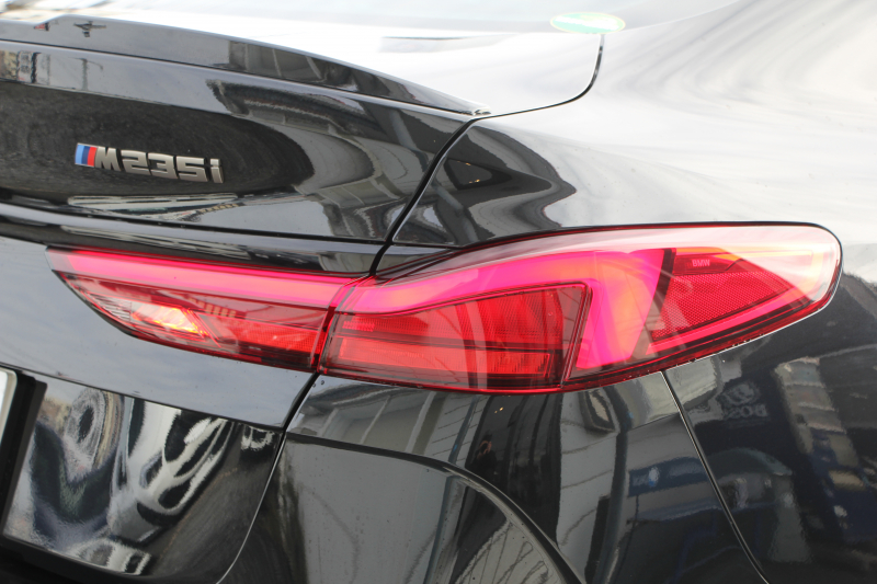 BMW 2シリーズ M235i ｸﾞﾗﾝｸｰﾍﾟXdrive 4WD ﾌﾟﾗｽﾊﾟｯｹｰｼﾞ1ｵｰﾅ 本革仕様 ﾋｰﾀｰ黒革 ｱﾀﾞﾌﾟﾃｨﾌﾞｻｽ Mｽﾎﾟｰﾂｼｰﾄ 306馬力 Mｼｰﾄﾍﾞﾙﾄ 追従ACC 後退ｱｼｽﾄ ﾗｲﾌﾞｺｯｸﾋﾟｯﾄ ｱｯﾌﾟﾙｶｰﾌﾟﾚｲ 置くだけ充電 LEDﾍｯﾄﾞﾗｲﾄ 2年保証