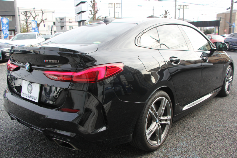 BMW 2シリーズ M235i ｸﾞﾗﾝｸｰﾍﾟXdrive 4WD ﾌﾟﾗｽﾊﾟｯｹｰｼﾞ1ｵｰﾅ 本革仕様 ﾋｰﾀｰ黒革 ｱﾀﾞﾌﾟﾃｨﾌﾞｻｽ Mｽﾎﾟｰﾂｼｰﾄ 306馬力 Mｼｰﾄﾍﾞﾙﾄ 追従ACC 後退ｱｼｽﾄ ﾗｲﾌﾞｺｯｸﾋﾟｯﾄ ｱｯﾌﾟﾙｶｰﾌﾟﾚｲ 置くだけ充電 LEDﾍｯﾄﾞﾗｲﾄ 2年保証