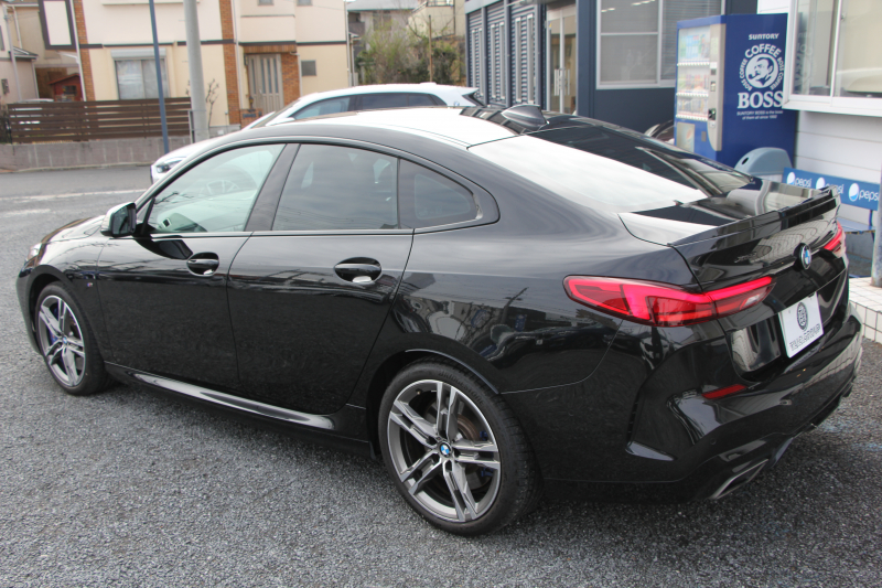 BMW 2シリーズ M235i ｸﾞﾗﾝｸｰﾍﾟXdrive 4WD ﾌﾟﾗｽﾊﾟｯｹｰｼﾞ1ｵｰﾅ 本革仕様 ﾋｰﾀｰ黒革 ｱﾀﾞﾌﾟﾃｨﾌﾞｻｽ Mｽﾎﾟｰﾂｼｰﾄ 306馬力 Mｼｰﾄﾍﾞﾙﾄ 追従ACC 後退ｱｼｽﾄ ﾗｲﾌﾞｺｯｸﾋﾟｯﾄ ｱｯﾌﾟﾙｶｰﾌﾟﾚｲ 置くだけ充電 LEDﾍｯﾄﾞﾗｲﾄ 2年保証