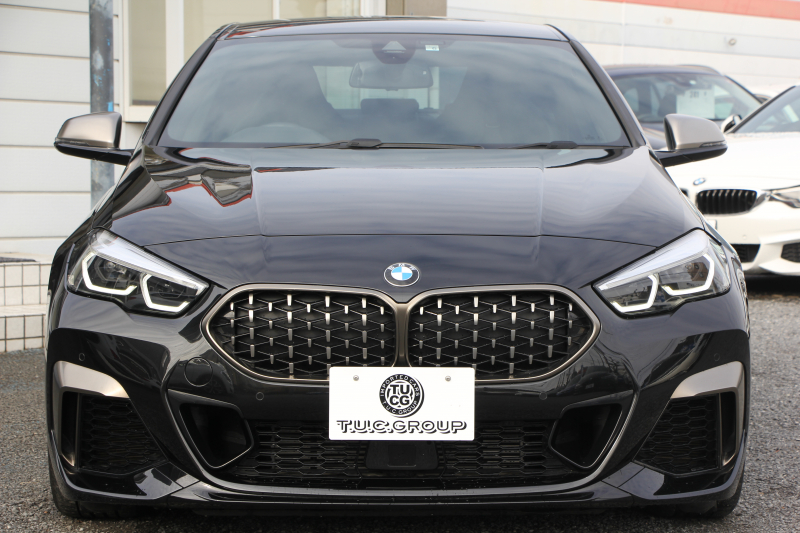 BMW 2シリーズ M235i ｸﾞﾗﾝｸｰﾍﾟXdrive 4WD ﾌﾟﾗｽﾊﾟｯｹｰｼﾞ1ｵｰﾅ 本革仕様 ﾋｰﾀｰ黒革 ｱﾀﾞﾌﾟﾃｨﾌﾞｻｽ Mｽﾎﾟｰﾂｼｰﾄ 306馬力 Mｼｰﾄﾍﾞﾙﾄ 追従ACC 後退ｱｼｽﾄ ﾗｲﾌﾞｺｯｸﾋﾟｯﾄ ｱｯﾌﾟﾙｶｰﾌﾟﾚｲ 置くだけ充電 LEDﾍｯﾄﾞﾗｲﾄ 2年保証