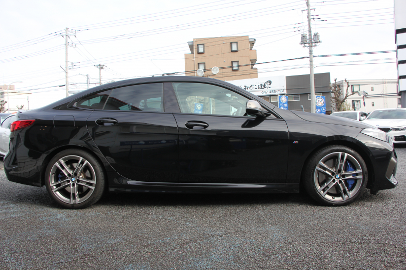 BMW 2シリーズ M235i ｸﾞﾗﾝｸｰﾍﾟXdrive 4WD ﾌﾟﾗｽﾊﾟｯｹｰｼﾞ1ｵｰﾅ 本革仕様 ﾋｰﾀｰ黒革 ｱﾀﾞﾌﾟﾃｨﾌﾞｻｽ Mｽﾎﾟｰﾂｼｰﾄ 306馬力 Mｼｰﾄﾍﾞﾙﾄ 追従ACC 後退ｱｼｽﾄ ﾗｲﾌﾞｺｯｸﾋﾟｯﾄ ｱｯﾌﾟﾙｶｰﾌﾟﾚｲ 置くだけ充電 LEDﾍｯﾄﾞﾗｲﾄ 2年保証
