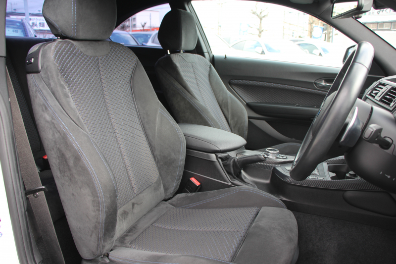 BMW 2シリーズ 220i ｸｰﾍﾟMｽﾎﾟｰﾂ 衝突軽減ﾌﾞﾚｰｷ 車線逸脱警告 歩行者警告 ﾌﾞﾚｰｷ付ｸﾙｺﾝ ﾀｯﾁﾊﾟｯﾄﾞ対応HDDﾅﾋﾞBｶﾒﾗ 専用ｴｱﾛ 17AW ｼ-ﾄﾒﾓﾘ- ｽﾏｰﾄｷｰ 直噴ﾀｰﾎﾞ8速AT ﾐﾗｰETC Bluetooth接続 2年保証