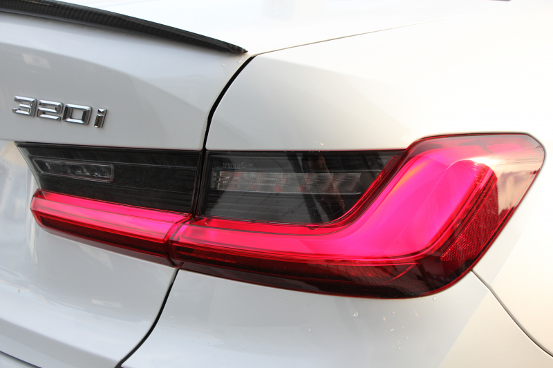 BMW 3シリーズ 320i Mｽﾎﾟｰﾂ ｺﾝﾌｫｰﾄ&ﾃﾞﾋﾞｭｰP 真珠色 ｻﾝﾙｰﾌ ﾋｰﾀｰ黒革 ｵﾌﾟｼｮﾝ19AW LEDﾍｯﾄﾞﾗｲﾄ DｱｼｽﾄPRO 追従ACC ｽﾃｱﾘﾝｸﾞ&ﾚｰﾝｱｼｽﾄ BMWﾗｲﾌﾞｺｯｸﾋﾟｯﾄ 電動ﾄﾗﾝｸ ｱｯﾌﾟﾙｶｰﾌﾟﾚｲ HDDﾅﾋﾞﾜｲﾔﾚｽ充電 Hifiｽﾋﾟｰｶｰ 2年保証