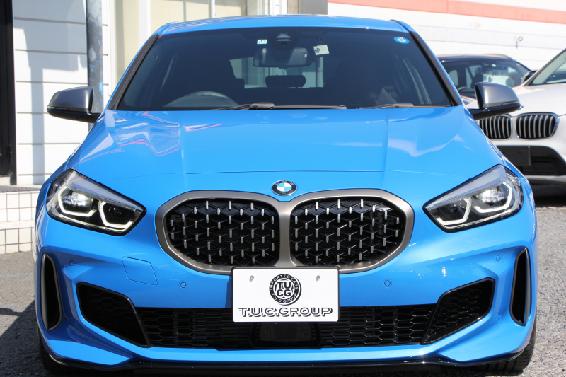 BMW 1シリーズ M135i Xdrive ﾃﾞﾋﾞｭｰP 4WD 1ｵｰﾅ 306馬力 Mｽﾎﾟｰﾂｼｰﾄ ｱﾀﾞﾌﾟﾃｨﾌﾞｻｽ Mｼｰﾄﾍﾞﾙﾄ ｼｰﾄﾋｰﾀｰ ｺﾝﾌｫｰﾄP ﾗｲﾌﾞｺｯｸﾋﾟｯﾄ 追ACC 電動ﾄﾗﾝｸ ｱｯﾌﾟﾙｶｰﾌﾟﾚｲ対応 純正ﾅﾋﾞPｱｼｽﾄ LEDﾍｯﾄﾞﾗｲﾄ ﾚｰﾝC警告 衝突軽減ﾌﾞﾚｰｷ ｽﾏｰﾄｷｰ 2年保証