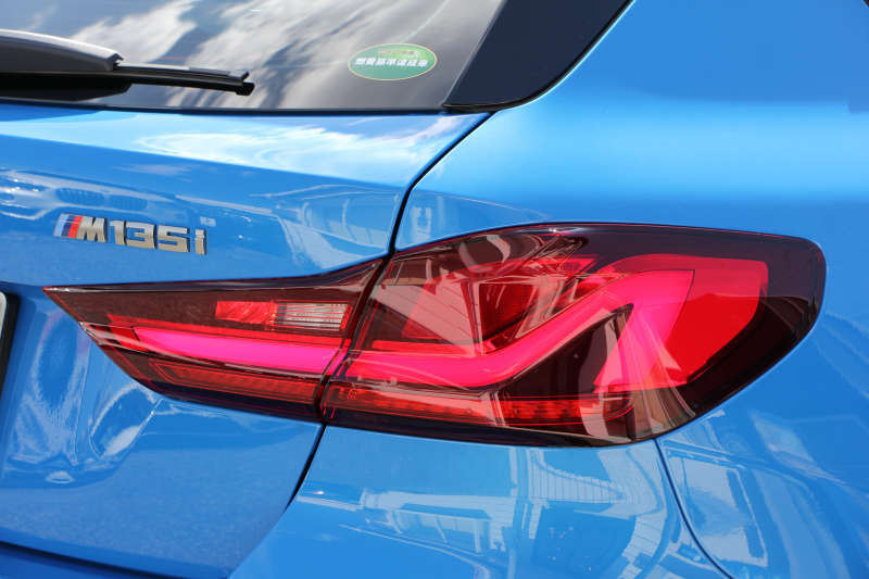 BMW 1シリーズ M135i Xdrive ﾃﾞﾋﾞｭｰP 4WD 1ｵｰﾅ 306馬力 Mｽﾎﾟｰﾂｼｰﾄ ｱﾀﾞﾌﾟﾃｨﾌﾞｻｽ Mｼｰﾄﾍﾞﾙﾄ ｼｰﾄﾋｰﾀｰ ｺﾝﾌｫｰﾄP ﾗｲﾌﾞｺｯｸﾋﾟｯﾄ 追ACC 電動ﾄﾗﾝｸ ｱｯﾌﾟﾙｶｰﾌﾟﾚｲ対応 純正ﾅﾋﾞPｱｼｽﾄ LEDﾍｯﾄﾞﾗｲﾄ ﾚｰﾝC警告 衝突軽減ﾌﾞﾚｰｷ ｽﾏｰﾄｷｰ 2年保証