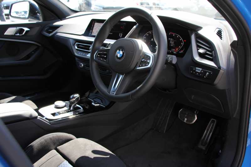 BMW 1シリーズ M135i Xdrive ﾃﾞﾋﾞｭｰP 4WD 1ｵｰﾅ 306馬力 Mｽﾎﾟｰﾂｼｰﾄ ｱﾀﾞﾌﾟﾃｨﾌﾞｻｽ Mｼｰﾄﾍﾞﾙﾄ ｼｰﾄﾋｰﾀｰ ｺﾝﾌｫｰﾄP ﾗｲﾌﾞｺｯｸﾋﾟｯﾄ 追ACC 電動ﾄﾗﾝｸ ｱｯﾌﾟﾙｶｰﾌﾟﾚｲ対応 純正ﾅﾋﾞPｱｼｽﾄ LEDﾍｯﾄﾞﾗｲﾄ ﾚｰﾝC警告 衝突軽減ﾌﾞﾚｰｷ ｽﾏｰﾄｷｰ 2年保証