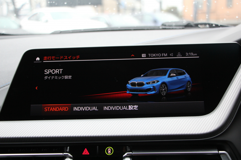 BMW 1シリーズ M135i Xdrive ﾃﾞﾋﾞｭｰP 4WD 1ｵｰﾅ 306馬力 Mｽﾎﾟｰﾂｼｰﾄ ｱﾀﾞﾌﾟﾃｨﾌﾞｻｽ Mｼｰﾄﾍﾞﾙﾄ ｼｰﾄﾋｰﾀｰ ｺﾝﾌｫｰﾄP ﾗｲﾌﾞｺｯｸﾋﾟｯﾄ 追ACC 電動ﾄﾗﾝｸ ｱｯﾌﾟﾙｶｰﾌﾟﾚｲ対応 純正ﾅﾋﾞPｱｼｽﾄ LEDﾍｯﾄﾞﾗｲﾄ ﾚｰﾝC警告 衝突軽減ﾌﾞﾚｰｷ ｽﾏｰﾄｷｰ 2年保証