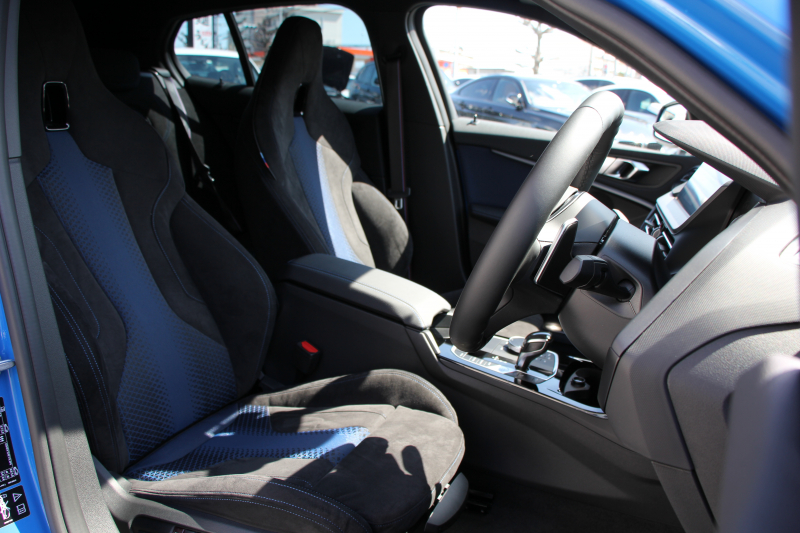 BMW 1シリーズ M135i Xdrive ﾃﾞﾋﾞｭｰP 4WD 1ｵｰﾅ 306馬力 Mｽﾎﾟｰﾂｼｰﾄ ｱﾀﾞﾌﾟﾃｨﾌﾞｻｽ Mｼｰﾄﾍﾞﾙﾄ ｼｰﾄﾋｰﾀｰ ｺﾝﾌｫｰﾄP ﾗｲﾌﾞｺｯｸﾋﾟｯﾄ 追ACC 電動ﾄﾗﾝｸ ｱｯﾌﾟﾙｶｰﾌﾟﾚｲ対応 純正ﾅﾋﾞPｱｼｽﾄ LEDﾍｯﾄﾞﾗｲﾄ ﾚｰﾝC警告 衝突軽減ﾌﾞﾚｰｷ ｽﾏｰﾄｷｰ 2年保証