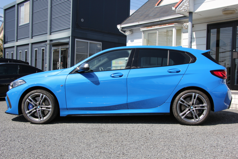 BMW 1シリーズ M135i Xdrive ﾃﾞﾋﾞｭｰP 4WD 1ｵｰﾅ 306馬力 Mｽﾎﾟｰﾂｼｰﾄ ｱﾀﾞﾌﾟﾃｨﾌﾞｻｽ Mｼｰﾄﾍﾞﾙﾄ ｼｰﾄﾋｰﾀｰ ｺﾝﾌｫｰﾄP ﾗｲﾌﾞｺｯｸﾋﾟｯﾄ 追ACC 電動ﾄﾗﾝｸ ｱｯﾌﾟﾙｶｰﾌﾟﾚｲ対応 純正ﾅﾋﾞPｱｼｽﾄ LEDﾍｯﾄﾞﾗｲﾄ ﾚｰﾝC警告 衝突軽減ﾌﾞﾚｰｷ ｽﾏｰﾄｷｰ 2年保証