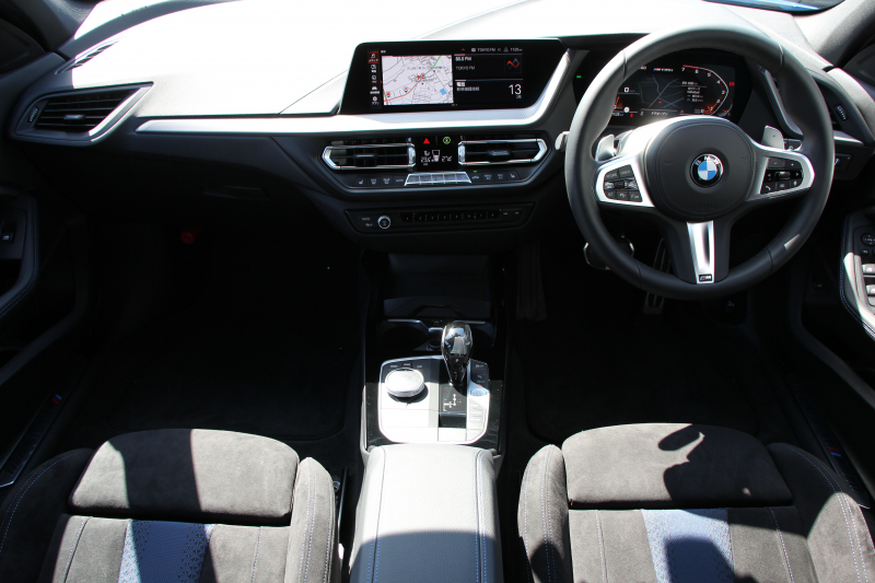 BMW 1シリーズ M135i Xdrive ﾃﾞﾋﾞｭｰP 4WD 1ｵｰﾅ 306馬力 Mｽﾎﾟｰﾂｼｰﾄ ｱﾀﾞﾌﾟﾃｨﾌﾞｻｽ Mｼｰﾄﾍﾞﾙﾄ ｼｰﾄﾋｰﾀｰ ｺﾝﾌｫｰﾄP ﾗｲﾌﾞｺｯｸﾋﾟｯﾄ 追ACC 電動ﾄﾗﾝｸ ｱｯﾌﾟﾙｶｰﾌﾟﾚｲ対応 純正ﾅﾋﾞPｱｼｽﾄ LEDﾍｯﾄﾞﾗｲﾄ ﾚｰﾝC警告 衝突軽減ﾌﾞﾚｰｷ ｽﾏｰﾄｷｰ 2年保証