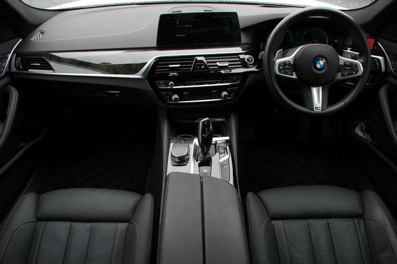 BMW 5シリーズ 540i Mｽﾎﾟｰﾂ 走行6000km 直6ﾀｰﾎﾞ340馬力 ｺﾝﾌｫｰﾄ&ｲﾉﾍﾞｰｼｮﾝP 全ﾋｰﾀｰ黒革 ﾏｯｻｰｼﾞﾍﾞﾝﾁﾚｰﾀｰ ﾃﾞｨｽﾌﾟﾚｲｷｰ&ﾘﾓｰﾄﾊﾟｰｷﾝｸﾞｼﾞｪｽﾁｬｰC 置くだけ充電 液晶ﾒｰﾀｰ HUD 追ACC LEDﾍｯﾄﾞﾗｲﾄ ﾀｯﾁ画面ﾅﾋﾞTV 2年保証