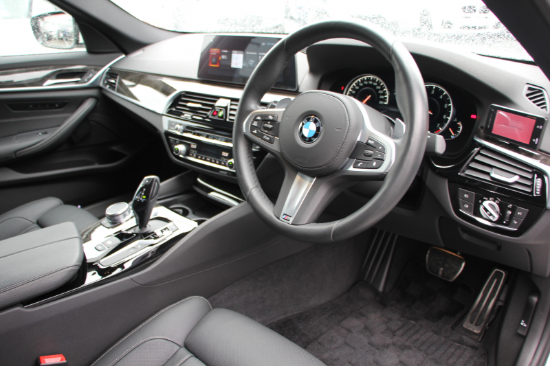 BMW 5シリーズ 540i Mｽﾎﾟｰﾂ 走行6000km 直6ﾀｰﾎﾞ340馬力 ｺﾝﾌｫｰﾄ&ｲﾉﾍﾞｰｼｮﾝP 全ﾋｰﾀｰ黒革 ﾏｯｻｰｼﾞﾍﾞﾝﾁﾚｰﾀｰ ﾃﾞｨｽﾌﾟﾚｲｷｰ&ﾘﾓｰﾄﾊﾟｰｷﾝｸﾞｼﾞｪｽﾁｬｰC 置くだけ充電 液晶ﾒｰﾀｰ HUD 追ACC LEDﾍｯﾄﾞﾗｲﾄ ﾀｯﾁ画面ﾅﾋﾞTV 2年保証