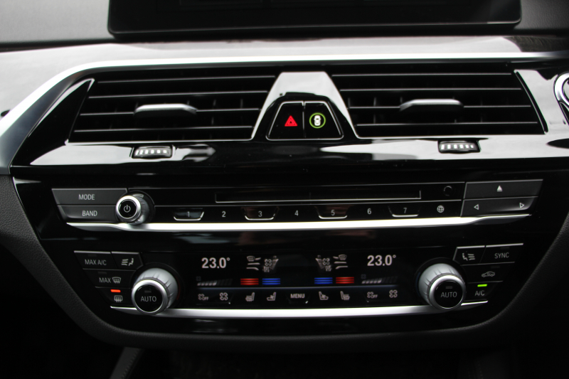 BMW 5シリーズ 540i Mｽﾎﾟｰﾂ 走行6000km 直6ﾀｰﾎﾞ340馬力 ｺﾝﾌｫｰﾄ&ｲﾉﾍﾞｰｼｮﾝP 全ﾋｰﾀｰ黒革 ﾏｯｻｰｼﾞﾍﾞﾝﾁﾚｰﾀｰ ﾃﾞｨｽﾌﾟﾚｲｷｰ&ﾘﾓｰﾄﾊﾟｰｷﾝｸﾞｼﾞｪｽﾁｬｰC 置くだけ充電 液晶ﾒｰﾀｰ HUD 追ACC LEDﾍｯﾄﾞﾗｲﾄ ﾀｯﾁ画面ﾅﾋﾞTV 2年保証