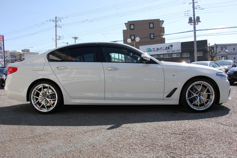 BMW 5シリーズ 540i Mｽﾎﾟｰﾂ 走行6000km 直6ﾀｰﾎﾞ340馬力 ｺﾝﾌｫｰﾄ&ｲﾉﾍﾞｰｼｮﾝP 全ﾋｰﾀｰ黒革 ﾏｯｻｰｼﾞﾍﾞﾝﾁﾚｰﾀｰ ﾃﾞｨｽﾌﾟﾚｲｷｰ&ﾘﾓｰﾄﾊﾟｰｷﾝｸﾞｼﾞｪｽﾁｬｰC 置くだけ充電 液晶ﾒｰﾀｰ HUD 追ACC LEDﾍｯﾄﾞﾗｲﾄ ﾀｯﾁ画面ﾅﾋﾞTV 2年保証