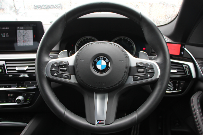 BMW 5シリーズ 540i Mｽﾎﾟｰﾂ 走行6000km 直6ﾀｰﾎﾞ340馬力 ｺﾝﾌｫｰﾄ&ｲﾉﾍﾞｰｼｮﾝP 全ﾋｰﾀｰ黒革 ﾏｯｻｰｼﾞﾍﾞﾝﾁﾚｰﾀｰ ﾃﾞｨｽﾌﾟﾚｲｷｰ&ﾘﾓｰﾄﾊﾟｰｷﾝｸﾞｼﾞｪｽﾁｬｰC 置くだけ充電 液晶ﾒｰﾀｰ HUD 追ACC LEDﾍｯﾄﾞﾗｲﾄ ﾀｯﾁ画面ﾅﾋﾞTV 2年保証