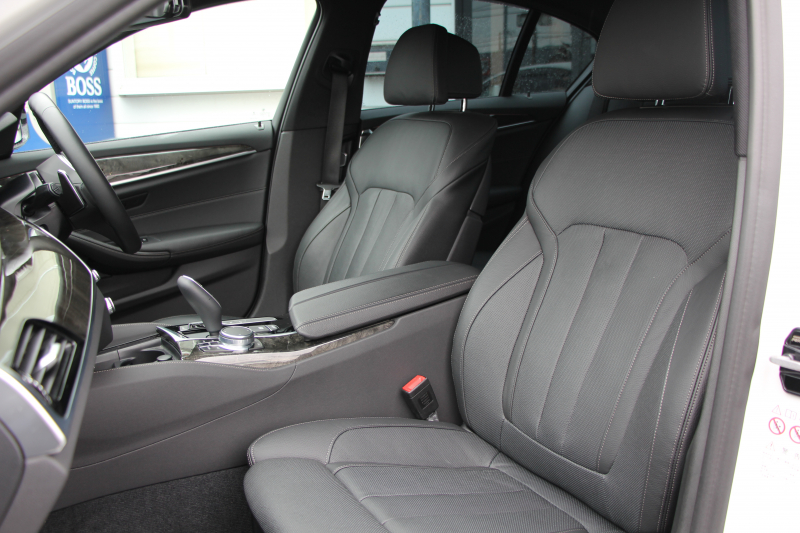 BMW 5シリーズ 540i Mｽﾎﾟｰﾂ 走行6000km 直6ﾀｰﾎﾞ340馬力 ｺﾝﾌｫｰﾄ&ｲﾉﾍﾞｰｼｮﾝP 全ﾋｰﾀｰ黒革 ﾏｯｻｰｼﾞﾍﾞﾝﾁﾚｰﾀｰ ﾃﾞｨｽﾌﾟﾚｲｷｰ&ﾘﾓｰﾄﾊﾟｰｷﾝｸﾞｼﾞｪｽﾁｬｰC 置くだけ充電 液晶ﾒｰﾀｰ HUD 追ACC LEDﾍｯﾄﾞﾗｲﾄ ﾀｯﾁ画面ﾅﾋﾞTV 2年保証