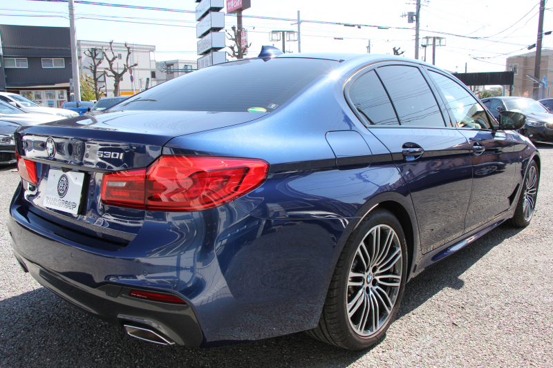 BMW 5シリーズ 530i Mｽﾎﾟｰﾂ 型式変更後ﾓﾃﾞﾙ 高出力 252馬力 新液晶ﾒｰﾀｰ 全ﾋｰﾀｰ黒革 追従ACC HUD ｽﾃｱﾘﾝｸﾞｻﾎﾟｰﾄ ﾀｯﾁ画面ﾅﾋﾞTV 360度ﾊﾟﾉﾗﾏｶﾒﾗ ｱｸﾃｨﾌﾞPDC緊急ﾌﾞﾚｰｷ LEDﾍｯﾄﾞﾗｲﾄ ｵｰﾄﾊｲﾋﾞｰﾑ 電動ﾄﾗﾝｸ 2年保証