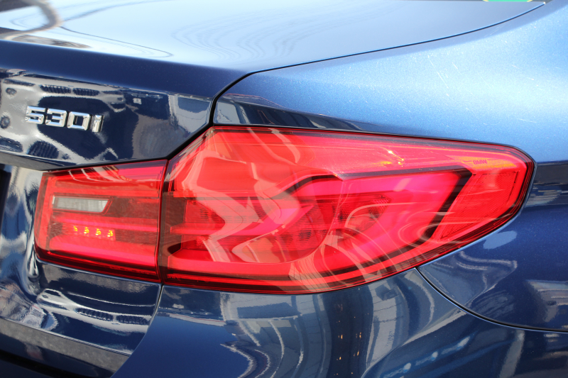 BMW 5シリーズ 530i Mｽﾎﾟｰﾂ 型式変更後ﾓﾃﾞﾙ 高出力 252馬力 新液晶ﾒｰﾀｰ 全ﾋｰﾀｰ黒革 追従ACC HUD ｽﾃｱﾘﾝｸﾞｻﾎﾟｰﾄ ﾀｯﾁ画面ﾅﾋﾞTV 360度ﾊﾟﾉﾗﾏｶﾒﾗ ｱｸﾃｨﾌﾞPDC緊急ﾌﾞﾚｰｷ LEDﾍｯﾄﾞﾗｲﾄ ｵｰﾄﾊｲﾋﾞｰﾑ 電動ﾄﾗﾝｸ 2年保証