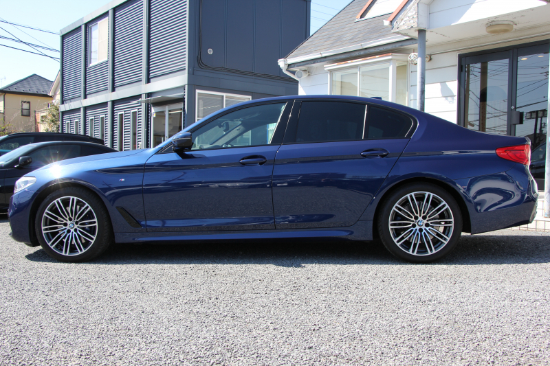 BMW 5シリーズ 530i Mｽﾎﾟｰﾂ 型式変更後ﾓﾃﾞﾙ 高出力 252馬力 新液晶ﾒｰﾀｰ 全ﾋｰﾀｰ黒革 追従ACC HUD ｽﾃｱﾘﾝｸﾞｻﾎﾟｰﾄ ﾀｯﾁ画面ﾅﾋﾞTV 360度ﾊﾟﾉﾗﾏｶﾒﾗ ｱｸﾃｨﾌﾞPDC緊急ﾌﾞﾚｰｷ LEDﾍｯﾄﾞﾗｲﾄ ｵｰﾄﾊｲﾋﾞｰﾑ 電動ﾄﾗﾝｸ 2年保証