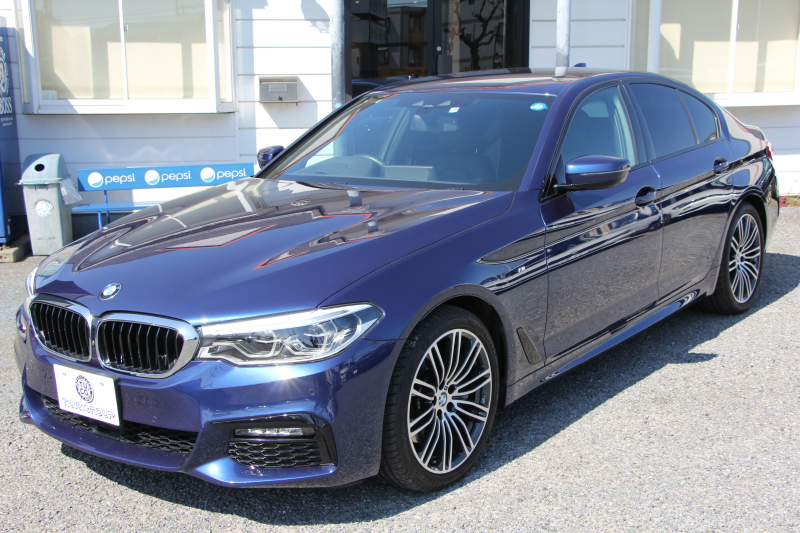 BMW 5シリーズ 530i Mｽﾎﾟｰﾂ 型式変更後ﾓﾃﾞﾙ 高出力 252馬力 新液晶ﾒｰﾀｰ 全ﾋｰﾀｰ黒革 追従ACC HUD ｽﾃｱﾘﾝｸﾞｻﾎﾟｰﾄ ﾀｯﾁ画面ﾅﾋﾞTV 360度ﾊﾟﾉﾗﾏｶﾒﾗ ｱｸﾃｨﾌﾞPDC緊急ﾌﾞﾚｰｷ LEDﾍｯﾄﾞﾗｲﾄ ｵｰﾄﾊｲﾋﾞｰﾑ 電動ﾄﾗﾝｸ 2年保証