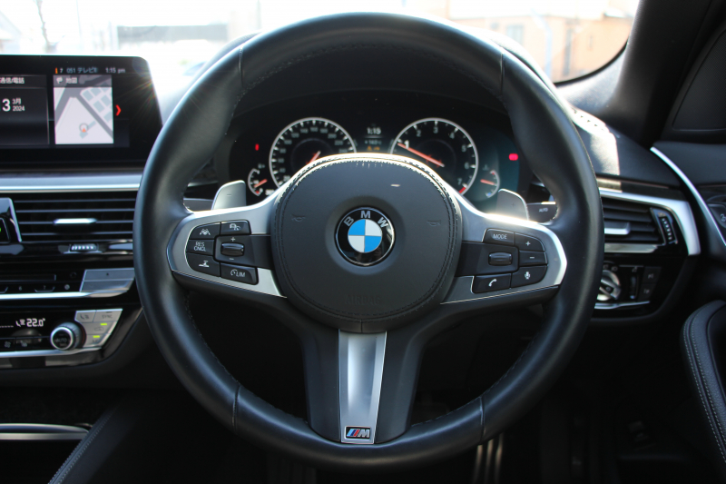BMW 5シリーズ 530i Mｽﾎﾟｰﾂ 型式変更後ﾓﾃﾞﾙ 高出力 252馬力 新液晶ﾒｰﾀｰ 全ﾋｰﾀｰ黒革 追従ACC HUD ｽﾃｱﾘﾝｸﾞｻﾎﾟｰﾄ ﾀｯﾁ画面ﾅﾋﾞTV 360度ﾊﾟﾉﾗﾏｶﾒﾗ ｱｸﾃｨﾌﾞPDC緊急ﾌﾞﾚｰｷ LEDﾍｯﾄﾞﾗｲﾄ ｵｰﾄﾊｲﾋﾞｰﾑ 電動ﾄﾗﾝｸ 2年保証