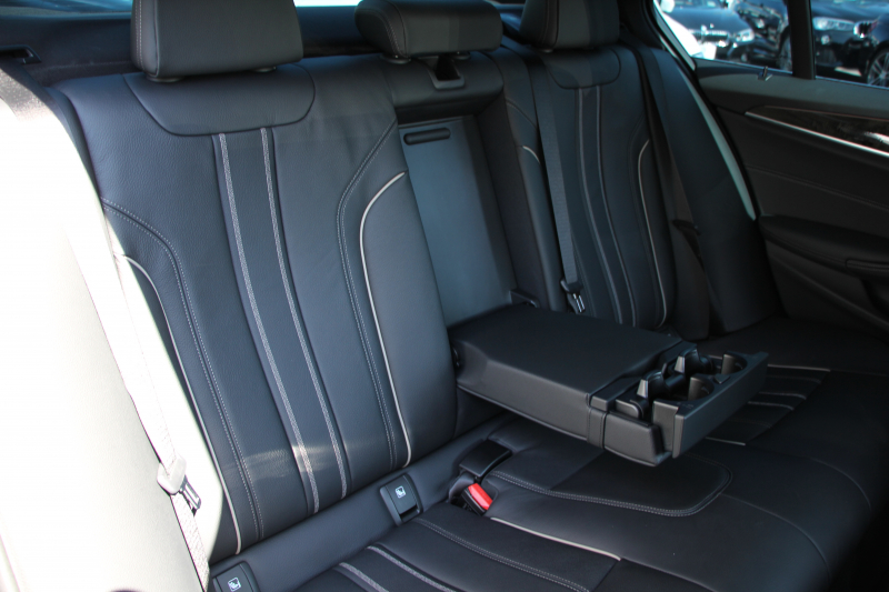 BMW 5シリーズ 530i Mｽﾎﾟｰﾂ 型式変更後ﾓﾃﾞﾙ 高出力 252馬力 新液晶ﾒｰﾀｰ 全ﾋｰﾀｰ黒革 追従ACC HUD ｽﾃｱﾘﾝｸﾞｻﾎﾟｰﾄ ﾀｯﾁ画面ﾅﾋﾞTV 360度ﾊﾟﾉﾗﾏｶﾒﾗ ｱｸﾃｨﾌﾞPDC緊急ﾌﾞﾚｰｷ LEDﾍｯﾄﾞﾗｲﾄ ｵｰﾄﾊｲﾋﾞｰﾑ 電動ﾄﾗﾝｸ 2年保証