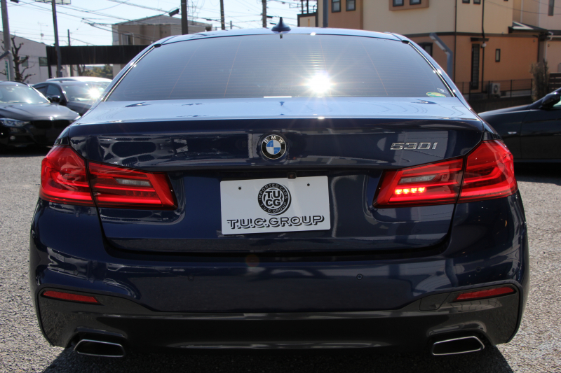 BMW 5シリーズ 530i Mｽﾎﾟｰﾂ 型式変更後ﾓﾃﾞﾙ 高出力 252馬力 新液晶ﾒｰﾀｰ 全ﾋｰﾀｰ黒革 追従ACC HUD ｽﾃｱﾘﾝｸﾞｻﾎﾟｰﾄ ﾀｯﾁ画面ﾅﾋﾞTV 360度ﾊﾟﾉﾗﾏｶﾒﾗ ｱｸﾃｨﾌﾞPDC緊急ﾌﾞﾚｰｷ LEDﾍｯﾄﾞﾗｲﾄ ｵｰﾄﾊｲﾋﾞｰﾑ 電動ﾄﾗﾝｸ 2年保証