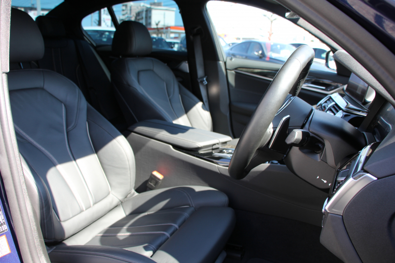 BMW 5シリーズ 530i Mｽﾎﾟｰﾂ 型式変更後ﾓﾃﾞﾙ 高出力 252馬力 新液晶ﾒｰﾀｰ 全ﾋｰﾀｰ黒革 追従ACC HUD ｽﾃｱﾘﾝｸﾞｻﾎﾟｰﾄ ﾀｯﾁ画面ﾅﾋﾞTV 360度ﾊﾟﾉﾗﾏｶﾒﾗ ｱｸﾃｨﾌﾞPDC緊急ﾌﾞﾚｰｷ LEDﾍｯﾄﾞﾗｲﾄ ｵｰﾄﾊｲﾋﾞｰﾑ 電動ﾄﾗﾝｸ 2年保証