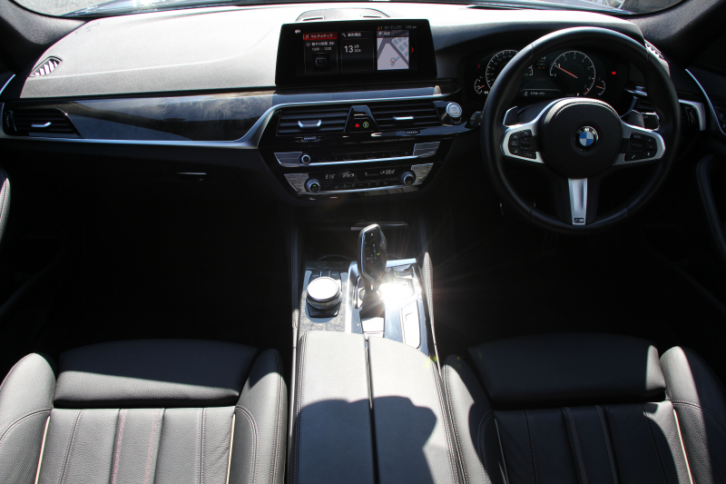 BMW 5シリーズ 530i Mｽﾎﾟｰﾂ 型式変更後ﾓﾃﾞﾙ 高出力 252馬力 新液晶ﾒｰﾀｰ 全ﾋｰﾀｰ黒革 追従ACC HUD ｽﾃｱﾘﾝｸﾞｻﾎﾟｰﾄ ﾀｯﾁ画面ﾅﾋﾞTV 360度ﾊﾟﾉﾗﾏｶﾒﾗ ｱｸﾃｨﾌﾞPDC緊急ﾌﾞﾚｰｷ LEDﾍｯﾄﾞﾗｲﾄ ｵｰﾄﾊｲﾋﾞｰﾑ 電動ﾄﾗﾝｸ 2年保証