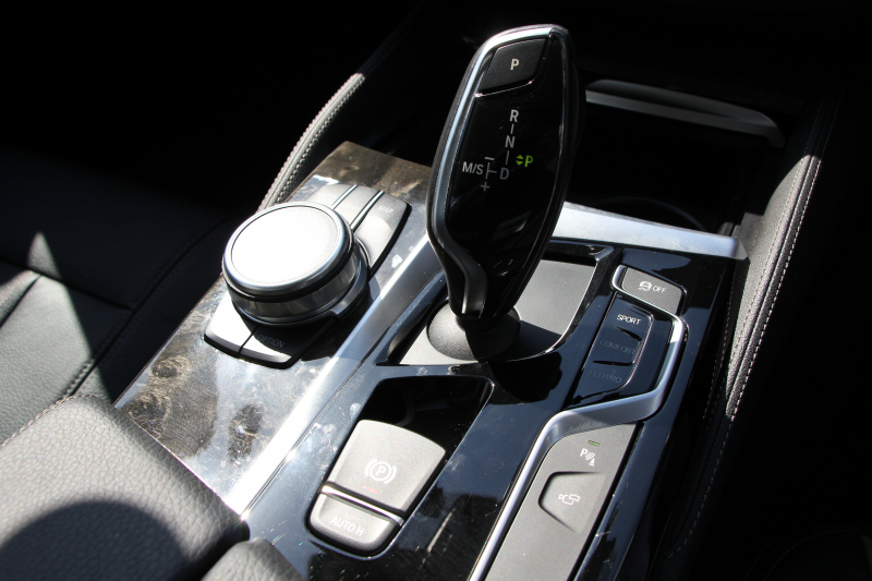 BMW 5シリーズ 530i ﾗｸﾞｼﾞｭｱﾘｰ ｲﾉﾍﾞｰｼｮﾝP 1ｵｰﾅ 真珠色 HUD ﾃﾞｨｽﾌﾟﾚｲｷｰ ﾘﾓｰﾄﾊﾟｰｷﾝｸﾞｼﾞｪｽﾁｬｰC 全ﾋｰﾀｰ黒革 追従ACC ｽﾃｱﾘﾝｸﾞｻﾎﾟｰﾄ LEDﾍｯﾄﾞﾗｲﾄ ｵｰﾄﾊｲﾋﾞｰﾑ ﾀｯﾁ画面HDDﾅﾋﾞTV 360度ｶﾒﾗ 電動ﾄﾗﾝｸ PDC緊急ﾌﾞﾚｰｷ 2年保証