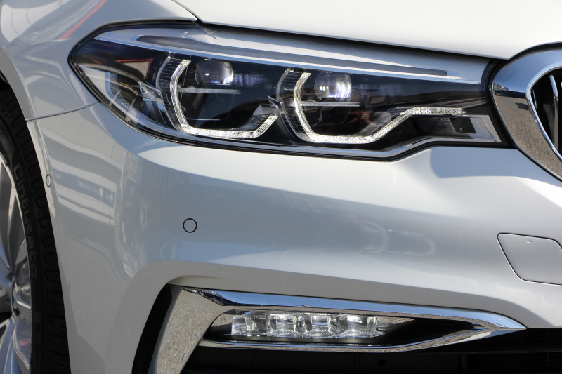 BMW 5シリーズ 530i ﾗｸﾞｼﾞｭｱﾘｰ ｲﾉﾍﾞｰｼｮﾝP 1ｵｰﾅ 真珠色 HUD ﾃﾞｨｽﾌﾟﾚｲｷｰ ﾘﾓｰﾄﾊﾟｰｷﾝｸﾞｼﾞｪｽﾁｬｰC 全ﾋｰﾀｰ黒革 追従ACC ｽﾃｱﾘﾝｸﾞｻﾎﾟｰﾄ LEDﾍｯﾄﾞﾗｲﾄ ｵｰﾄﾊｲﾋﾞｰﾑ ﾀｯﾁ画面HDDﾅﾋﾞTV 360度ｶﾒﾗ 電動ﾄﾗﾝｸ PDC緊急ﾌﾞﾚｰｷ 2年保証