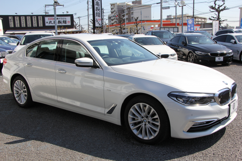BMW 5シリーズ 530i ﾗｸﾞｼﾞｭｱﾘｰ ｲﾉﾍﾞｰｼｮﾝP 1ｵｰﾅ 真珠色 HUD ﾃﾞｨｽﾌﾟﾚｲｷｰ ﾘﾓｰﾄﾊﾟｰｷﾝｸﾞｼﾞｪｽﾁｬｰC 全ﾋｰﾀｰ黒革 追従ACC ｽﾃｱﾘﾝｸﾞｻﾎﾟｰﾄ LEDﾍｯﾄﾞﾗｲﾄ ｵｰﾄﾊｲﾋﾞｰﾑ ﾀｯﾁ画面HDDﾅﾋﾞTV 360度ｶﾒﾗ 電動ﾄﾗﾝｸ PDC緊急ﾌﾞﾚｰｷ 2年保証