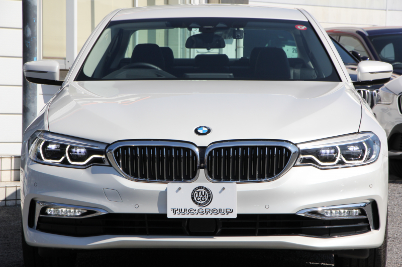 BMW 5シリーズ 530i ﾗｸﾞｼﾞｭｱﾘｰ ｲﾉﾍﾞｰｼｮﾝP 1ｵｰﾅ 真珠色 HUD ﾃﾞｨｽﾌﾟﾚｲｷｰ ﾘﾓｰﾄﾊﾟｰｷﾝｸﾞｼﾞｪｽﾁｬｰC 全ﾋｰﾀｰ黒革 追従ACC ｽﾃｱﾘﾝｸﾞｻﾎﾟｰﾄ LEDﾍｯﾄﾞﾗｲﾄ ｵｰﾄﾊｲﾋﾞｰﾑ ﾀｯﾁ画面HDDﾅﾋﾞTV 360度ｶﾒﾗ 電動ﾄﾗﾝｸ PDC緊急ﾌﾞﾚｰｷ 2年保証