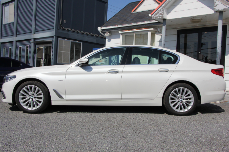 BMW 5シリーズ 530i ﾗｸﾞｼﾞｭｱﾘｰ ｲﾉﾍﾞｰｼｮﾝP 1ｵｰﾅ 真珠色 HUD ﾃﾞｨｽﾌﾟﾚｲｷｰ ﾘﾓｰﾄﾊﾟｰｷﾝｸﾞｼﾞｪｽﾁｬｰC 全ﾋｰﾀｰ黒革 追従ACC ｽﾃｱﾘﾝｸﾞｻﾎﾟｰﾄ LEDﾍｯﾄﾞﾗｲﾄ ｵｰﾄﾊｲﾋﾞｰﾑ ﾀｯﾁ画面HDDﾅﾋﾞTV 360度ｶﾒﾗ 電動ﾄﾗﾝｸ PDC緊急ﾌﾞﾚｰｷ 2年保証