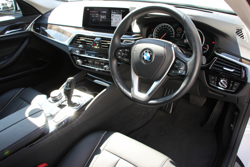 BMW 5シリーズ 530i ﾗｸﾞｼﾞｭｱﾘｰ ｲﾉﾍﾞｰｼｮﾝP 1ｵｰﾅ 真珠色 HUD ﾃﾞｨｽﾌﾟﾚｲｷｰ ﾘﾓｰﾄﾊﾟｰｷﾝｸﾞｼﾞｪｽﾁｬｰC 全ﾋｰﾀｰ黒革 追従ACC ｽﾃｱﾘﾝｸﾞｻﾎﾟｰﾄ LEDﾍｯﾄﾞﾗｲﾄ ｵｰﾄﾊｲﾋﾞｰﾑ ﾀｯﾁ画面HDDﾅﾋﾞTV 360度ｶﾒﾗ 電動ﾄﾗﾝｸ PDC緊急ﾌﾞﾚｰｷ 2年保証