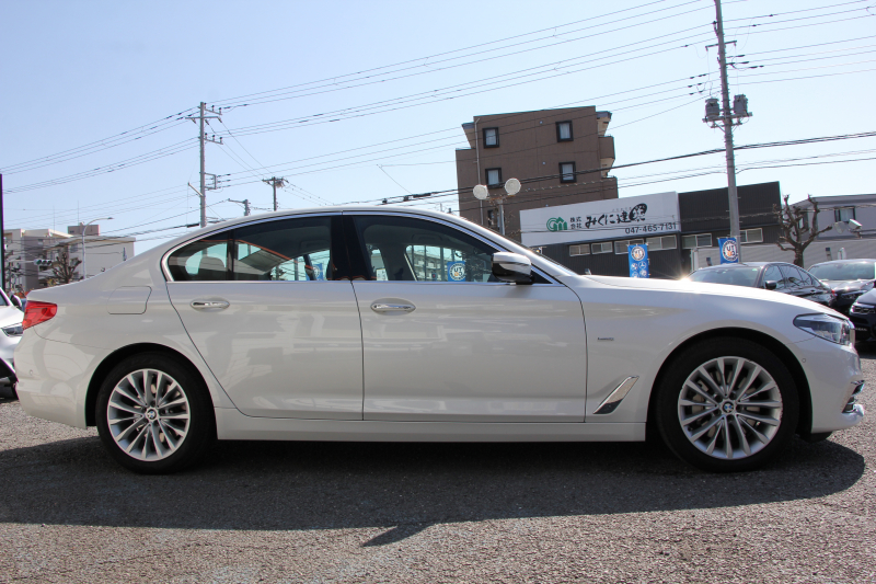 BMW 5シリーズ 530i ﾗｸﾞｼﾞｭｱﾘｰ ｲﾉﾍﾞｰｼｮﾝP 1ｵｰﾅ 真珠色 HUD ﾃﾞｨｽﾌﾟﾚｲｷｰ ﾘﾓｰﾄﾊﾟｰｷﾝｸﾞｼﾞｪｽﾁｬｰC 全ﾋｰﾀｰ黒革 追従ACC ｽﾃｱﾘﾝｸﾞｻﾎﾟｰﾄ LEDﾍｯﾄﾞﾗｲﾄ ｵｰﾄﾊｲﾋﾞｰﾑ ﾀｯﾁ画面HDDﾅﾋﾞTV 360度ｶﾒﾗ 電動ﾄﾗﾝｸ PDC緊急ﾌﾞﾚｰｷ 2年保証