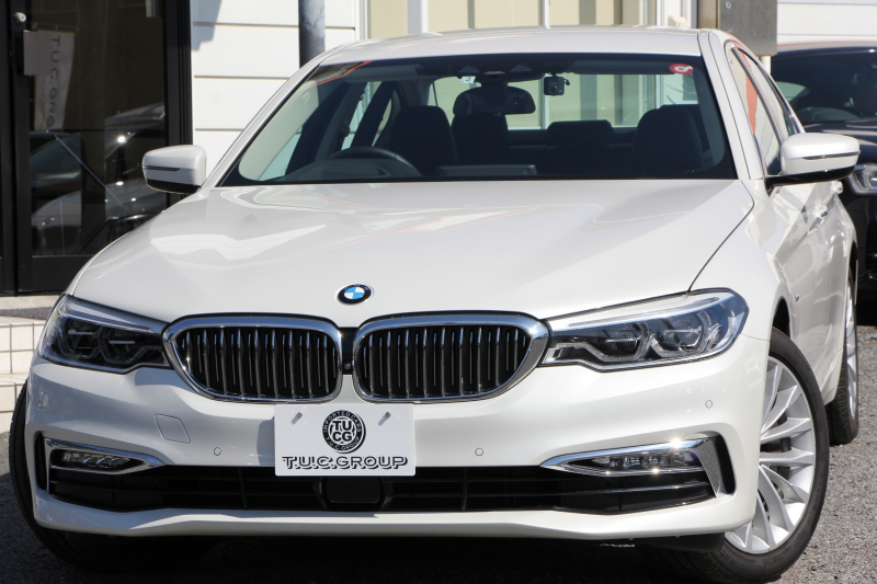 BMW 5シリーズ 530i ﾗｸﾞｼﾞｭｱﾘｰ ｲﾉﾍﾞｰｼｮﾝP 1ｵｰﾅ 真珠色 HUD ﾃﾞｨｽﾌﾟﾚｲｷｰ ﾘﾓｰﾄﾊﾟｰｷﾝｸﾞｼﾞｪｽﾁｬｰC 全ﾋｰﾀｰ黒革 追従ACC ｽﾃｱﾘﾝｸﾞｻﾎﾟｰﾄ LEDﾍｯﾄﾞﾗｲﾄ ｵｰﾄﾊｲﾋﾞｰﾑ ﾀｯﾁ画面HDDﾅﾋﾞTV 360度ｶﾒﾗ 電動ﾄﾗﾝｸ PDC緊急ﾌﾞﾚｰｷ 2年保証