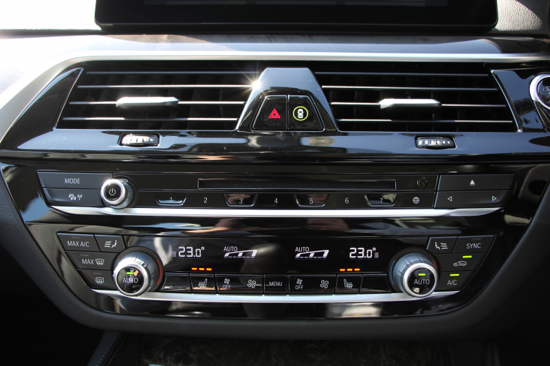 BMW 5シリーズ 530i ﾗｸﾞｼﾞｭｱﾘｰ ｲﾉﾍﾞｰｼｮﾝP 1ｵｰﾅ 真珠色 HUD ﾃﾞｨｽﾌﾟﾚｲｷｰ ﾘﾓｰﾄﾊﾟｰｷﾝｸﾞｼﾞｪｽﾁｬｰC 全ﾋｰﾀｰ黒革 追従ACC ｽﾃｱﾘﾝｸﾞｻﾎﾟｰﾄ LEDﾍｯﾄﾞﾗｲﾄ ｵｰﾄﾊｲﾋﾞｰﾑ ﾀｯﾁ画面HDDﾅﾋﾞTV 360度ｶﾒﾗ 電動ﾄﾗﾝｸ PDC緊急ﾌﾞﾚｰｷ 2年保証