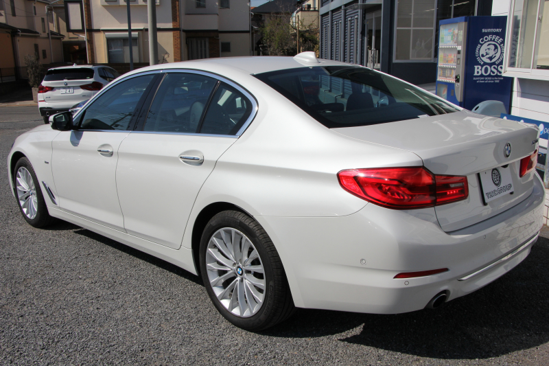 BMW 5シリーズ 530i ﾗｸﾞｼﾞｭｱﾘｰ ｲﾉﾍﾞｰｼｮﾝP 1ｵｰﾅ 真珠色 HUD ﾃﾞｨｽﾌﾟﾚｲｷｰ ﾘﾓｰﾄﾊﾟｰｷﾝｸﾞｼﾞｪｽﾁｬｰC 全ﾋｰﾀｰ黒革 追従ACC ｽﾃｱﾘﾝｸﾞｻﾎﾟｰﾄ LEDﾍｯﾄﾞﾗｲﾄ ｵｰﾄﾊｲﾋﾞｰﾑ ﾀｯﾁ画面HDDﾅﾋﾞTV 360度ｶﾒﾗ 電動ﾄﾗﾝｸ PDC緊急ﾌﾞﾚｰｷ 2年保証