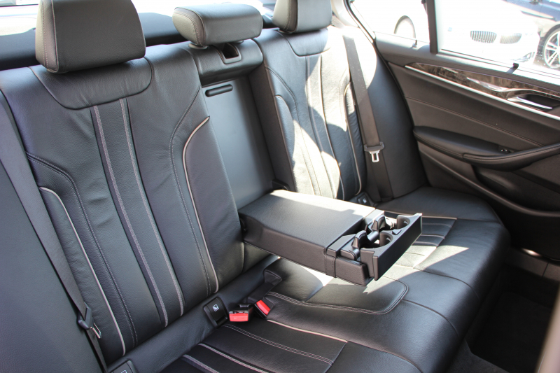 BMW 5シリーズ 530i ﾗｸﾞｼﾞｭｱﾘｰ ｲﾉﾍﾞｰｼｮﾝP 1ｵｰﾅ 真珠色 HUD ﾃﾞｨｽﾌﾟﾚｲｷｰ ﾘﾓｰﾄﾊﾟｰｷﾝｸﾞｼﾞｪｽﾁｬｰC 全ﾋｰﾀｰ黒革 追従ACC ｽﾃｱﾘﾝｸﾞｻﾎﾟｰﾄ LEDﾍｯﾄﾞﾗｲﾄ ｵｰﾄﾊｲﾋﾞｰﾑ ﾀｯﾁ画面HDDﾅﾋﾞTV 360度ｶﾒﾗ 電動ﾄﾗﾝｸ PDC緊急ﾌﾞﾚｰｷ 2年保証