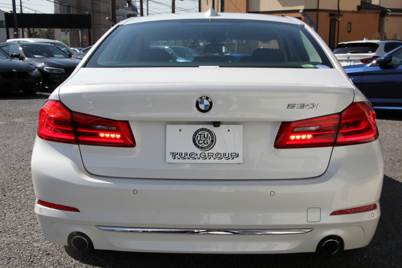BMW 5シリーズ 530i ﾗｸﾞｼﾞｭｱﾘｰ ｲﾉﾍﾞｰｼｮﾝP 1ｵｰﾅ 真珠色 HUD ﾃﾞｨｽﾌﾟﾚｲｷｰ ﾘﾓｰﾄﾊﾟｰｷﾝｸﾞｼﾞｪｽﾁｬｰC 全ﾋｰﾀｰ黒革 追従ACC ｽﾃｱﾘﾝｸﾞｻﾎﾟｰﾄ LEDﾍｯﾄﾞﾗｲﾄ ｵｰﾄﾊｲﾋﾞｰﾑ ﾀｯﾁ画面HDDﾅﾋﾞTV 360度ｶﾒﾗ 電動ﾄﾗﾝｸ PDC緊急ﾌﾞﾚｰｷ 2年保証